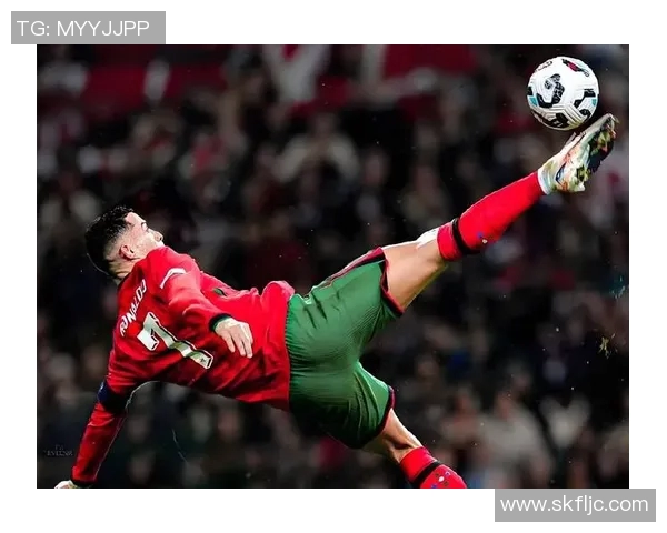 足球场上咬人耳朵的球星再现传奇瞬间 他为何成为争议焦点